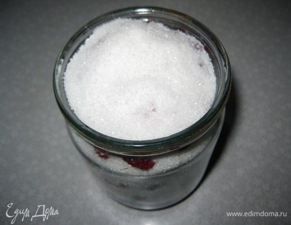 Сахар должен быть сверху. Ставим в холодильник, накрыв марлей. Через день-два малина пустит сок.