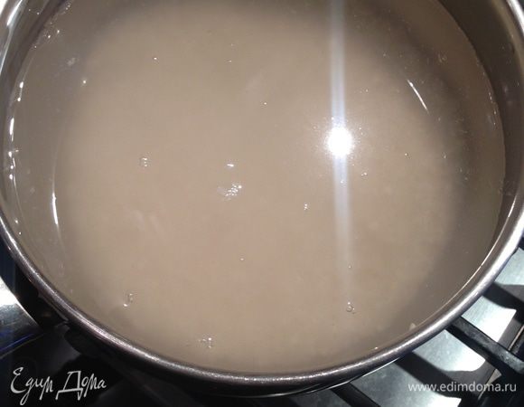 Промытый рис варим в течении 25 минут. Он должен немного перевариться, но не слипнуться. Идеально получается в мультиварке. Я использовала круглый рис, но и длинный пропаренный не хуже!