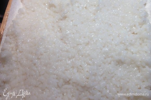После слить воду с помощью дуршлага и переложить рис на поднос укрытый чистым кухонным х/б полотенцем (бумажные полотенца не советую, липнут к рису), чтобы рис немного просох.