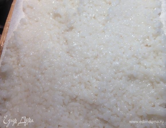 После слить воду с помощью дуршлага и переложить рис на поднос укрытый чистым кухонным х/б полотенцем (бумажные полотенца не советую, липнут к рису), чтобы рис немного просох.