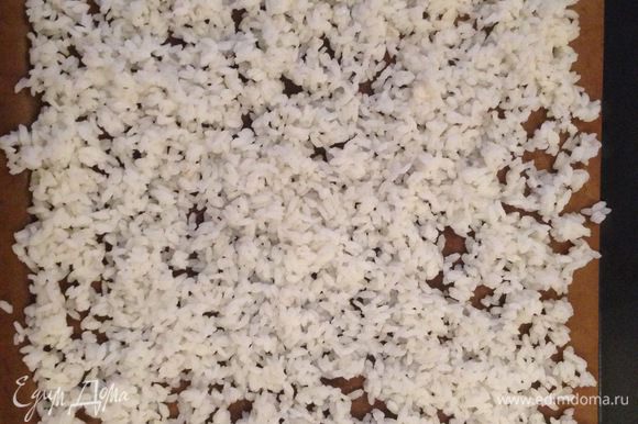 Перекладываем рис на покрытый пекарской бумагой противень , разравниваем так, чтобы рис лежал тонким слоем и ставим в разогретую до 100 градусов духовку на 2-2,5 часа. Рис должен стать АБСОЛЮТНО СУХИМ!