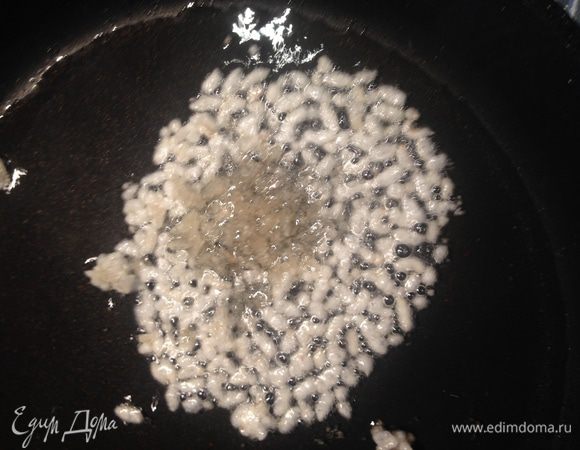 В сковороде разогреваем растительное масло (уровень масла 3- 5 мм) и в сильно разогретое масло насыпаем небольшими порциями рис.
