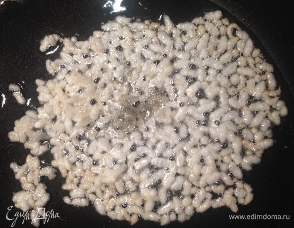 Буквально за секунды рис как кукурузный поп-корн взрывается и его тут же нужно доставать шумовкой и закидывать следующую порцию.