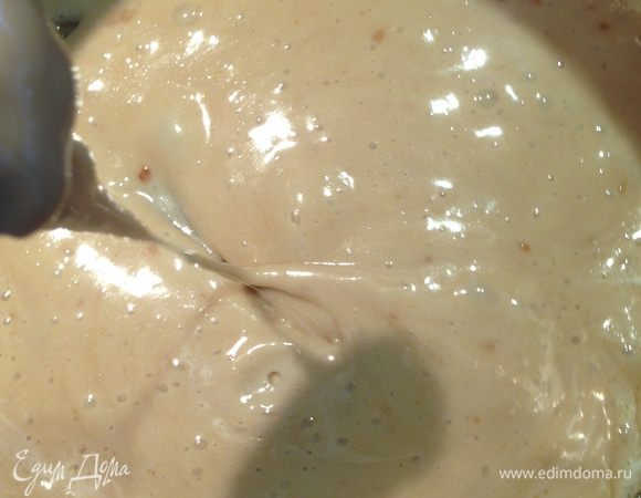 Батончик.
Берем кастрюлю с тефлоновым покрытием (в такой легче перемешивать маршмеллоу). Растапливаем сливочное масло и добавляем крупные большие маршмеллоу и перемешиваем пока не растает полностью. Добавим щепотку соли и снимаем с огня.