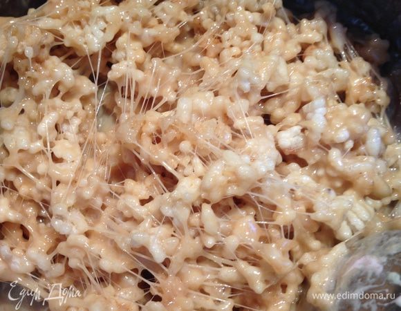 Всыпаем воздушный рис и аккуратно перемешиваем, но быстро, пока маршмеллоу не начало застывать.