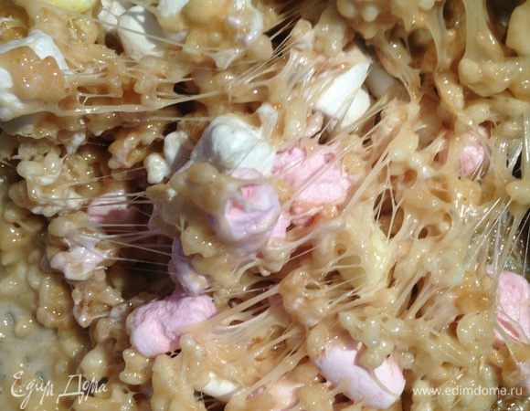 Затем добавляем мини-маршмеллоу и аккуратно перемешиваем.