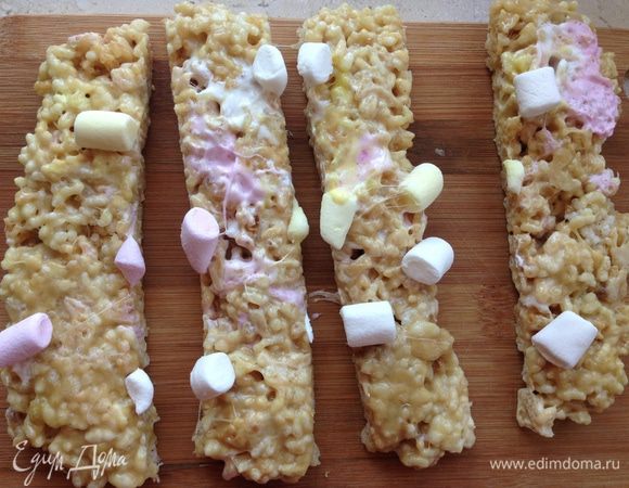 Как примет форму и перестанет липнуть к ложке и рукам разрезаем на батончики и угощаем капризуль :) А можем и дать с собой в школу!