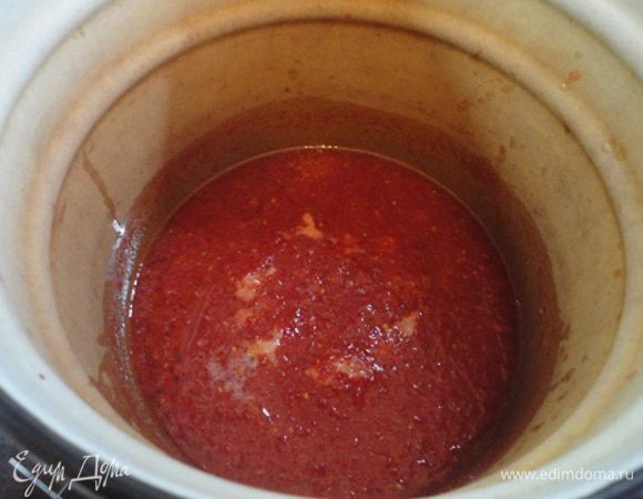 Помидоры пропускаем через мясорубку и отмериваем 2 литра получившегося сока. Выливаем его в посуду для варки лечо (моя ведерная эмалированная кастрюля приобрела стойкий окрас), добавляем мед, сахар, соль и масло. Доводим до кипения и варим 5 минут.
Затем в рассол выкладываем подготовленный перец, доводим до кипения и варим 10 минут.
Вливаем столовый уксус. Я обычно готовлю его из уксусной эссенции - развожу, как указано на этикетке, 1 к 11. 1 столовая ложка эссенции и 11 столовых ложек воды = это как раз 200 мл. 
