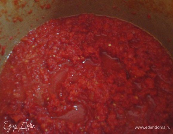 Очищенный от семян перец (сладкий и острый) вместе с помидорами пропускаем через мясорубку и кипятим 15 минут.