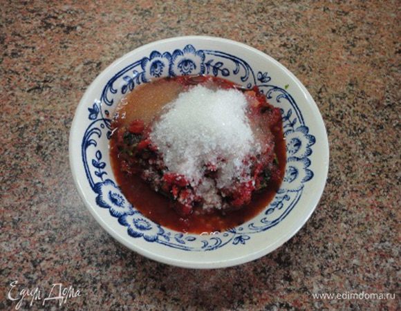 В это время чеснок, сельдерей и базилик тоже пропускаем через мясорубку и соединяем с солью и сахаром.