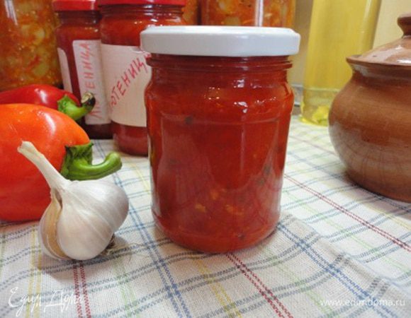 Добавляем эту смесь и растительное масло к кипящему перцу и варим еще 15 минут. В конце варки добавляем яблочный уксус и разливаем лютеницу по горячим банкам и закатываем крышками.