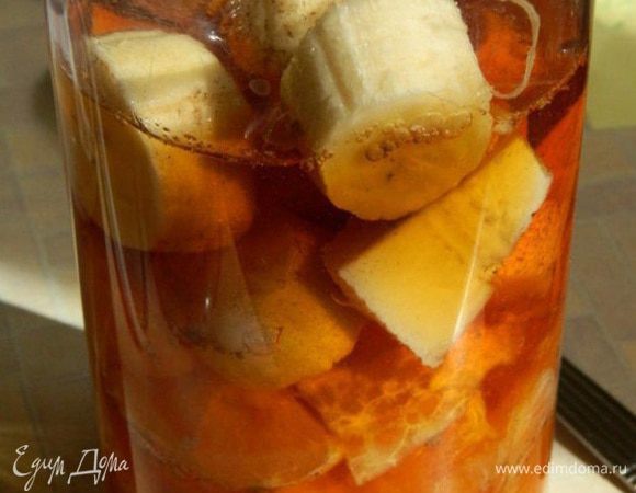 Мандарины очистить,порезать и удалить косточки. Банан очистить и порезать. Сложить фрукты в высокий стакан. К фруктам добавить корицу и сок.