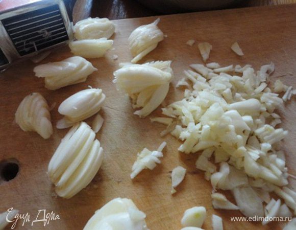 Чеснок я не давлю, а режу вначале на тонкие пластинки, потом мелко рублю.