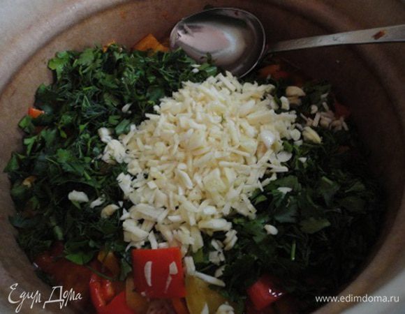 Рассол (без эссенции!) доводим до кипения в посуде, где будем готовить салат и выкладываем подготовленный перец. Доводим до кипения и кипятим 5 — 7 минут.
Затем добавляем зелень с чесноком, перемешиваем, даем закипеть и вливаем эссенцию.