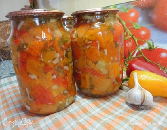 Салат можно раскладывать в стерилизованные горячие банки и закатывать крышками.