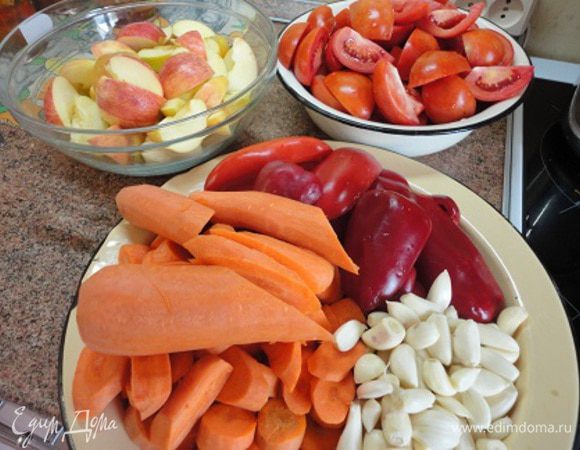 Все овощи помыть, перец очистить от семян и нарезать на кусочки, удобные для перемалывания на мясорубке. От цвета перца зависит цвет икры. Я предпочитаю использовать красный перец, чтобы икра была красивого оранжевого цвета.