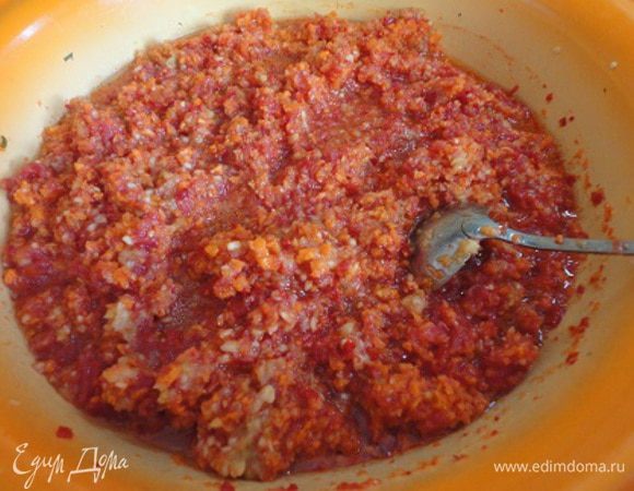 Пропущенные через мясорубку овощи выкладываем в емкость для варки, добавляем соль, растительное масло. С момента закипания варим при медленном кипении, периодически помешивая, 30 минут.
 В конце варки следует еще раз попробовать икру на соль и по своему вкусу, при необходимости, добавить. Все наверное знают, что после остывания еда менее соленая, поэтому в горячем виде она должна быть, на ваш вкус, чуть пересоленной. 