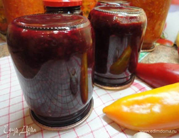 В конце варки добавить перец и кориандр, влить уксус, перемешать. Разлить по стерилизованным, прогретым банкам и закатать крышками.