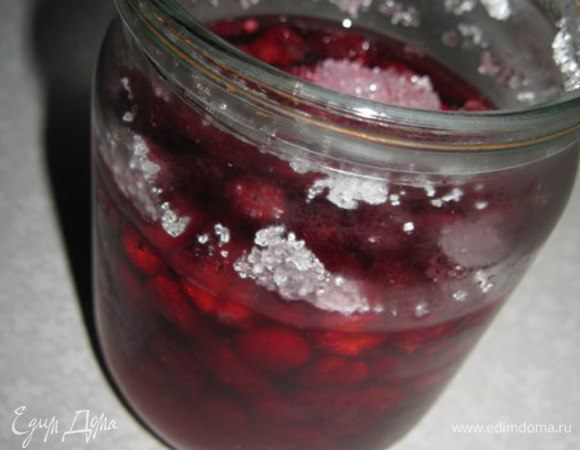 Так малиновый сироп выглядит через 2 дня. Но ягодки еще большие, полностью не отдали сок. Насыпать еще чуть сахара наверх, не мешать и снова поставить в холодильник, можно на две недели.