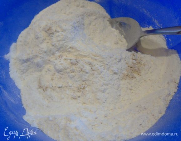 Вначале будем готовить тесто.  Смешаем два вида муки и соль.