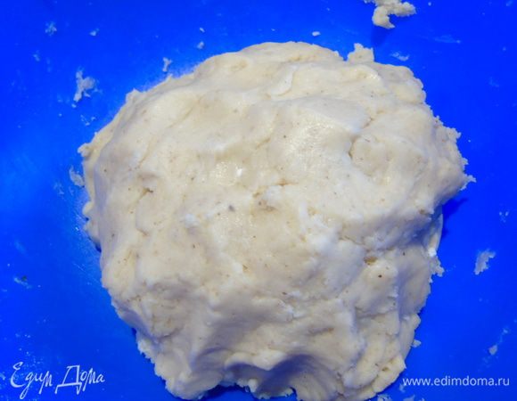 Сливочное масло взбейте с сахарной пудрой до кремового состояния и, добавив к сухим ингредиентам, замесите тесто. Тесто будет немного рыхлое, но это нормально.