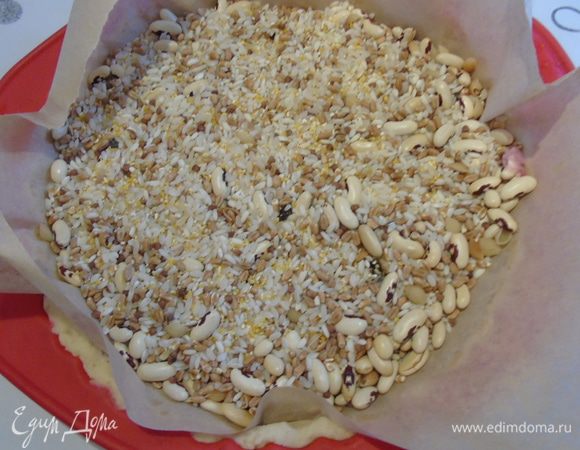 Накрыть пергаментом, насыпать груз и выпекать 15 минут при температуре 180С. Вынуть из духовки, снять груз и дать немного остыть.