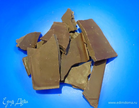 Шоколад поломайте и растопите на водяной бане или в микроволновке.