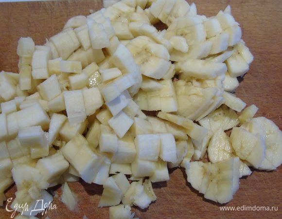 Бананы нарежьте маленькими кусочками и добавьте вместе с медом к шоколаду.