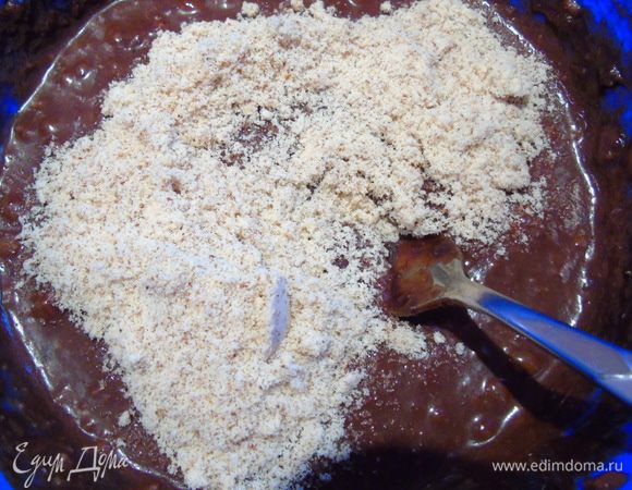 Вмешайте миндальную муку.