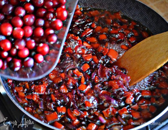 Клюкву очистите от мусора, промойте и добавьте в сковороду. Готовьте 5 мин. Часть ягод должна лопнуть, а часть остаться целыми.
