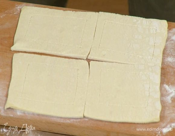 Рабочую поверхность посыпать мукой, раскатать тесто не слишком тонко и разрезать на 4 части.