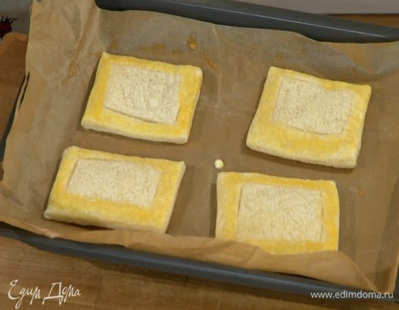 Отправить противень с тестом в разогретую духовку на 10 минут.