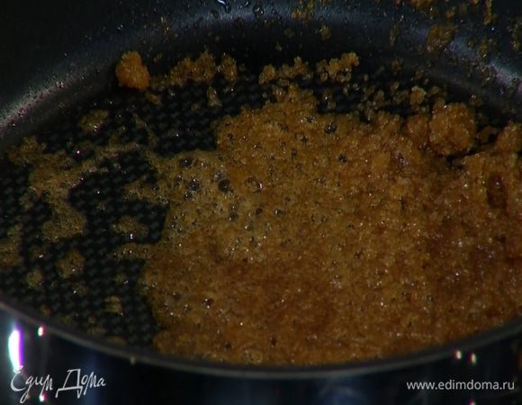 Разогреть в сковороде сливочное масло, всыпать сахар и растопить его.