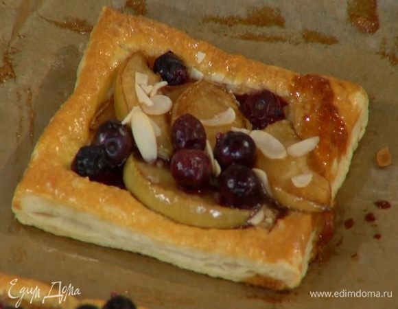 Вернуть противень в духовку и выпекать тарталетки еще 7 минут.