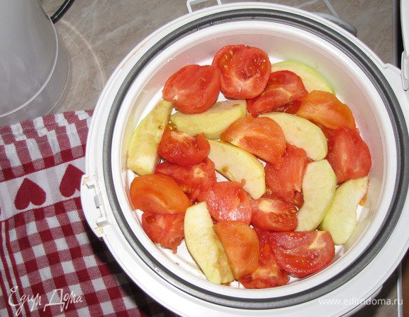 На помидорах сделать крестообразный надрез, ошпарить кипятком и снять кожицу. Разрезать пополам или на четыре части. Яблоки почистить и нарезать крупными кусочками. Выложить все в чашу мультиварки и готовить на пару 15 минут.  

