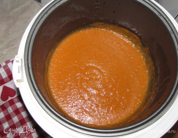 Готовое пюре выложить в чашу мультиварки и готовить в режиме "мультиповар" при 160 град. 25 минут. В моей мультиварке нет такой функции, поэтому готовила в режиме "тушение" 20 минут.
