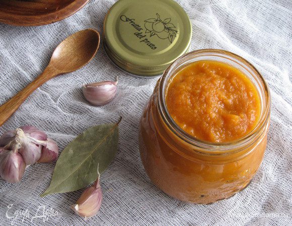 Готовый кетчуп разложить по банкам. Не забудьте удалить лавровый лист!  У меня практически нечего  было раскладывать, так большую часть мы съели сразу.