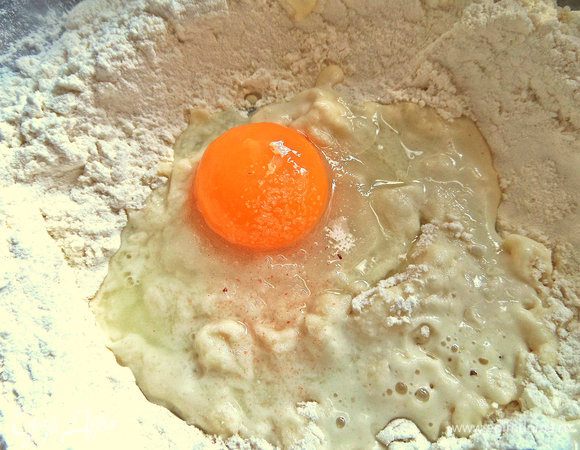 Отделяем желток от белка и отправляем его в тесто, добавляем соль гималайскую и сахара немного.