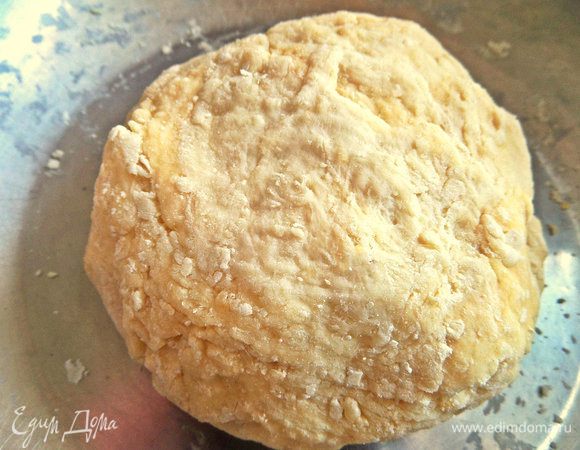 Замешиваем крутое тесто. Накрываем, пока делаем начинку.