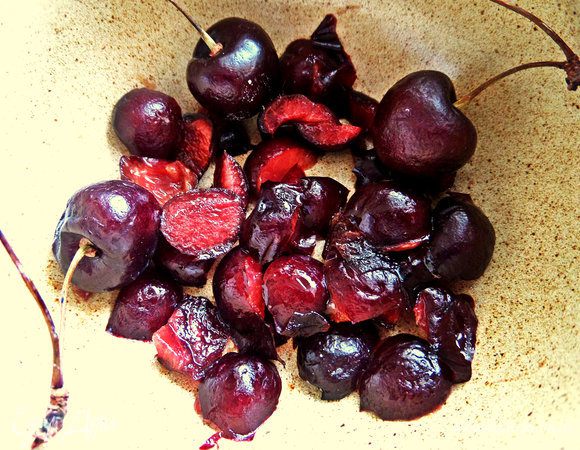 Черешню отделяем кусочками от косточек.