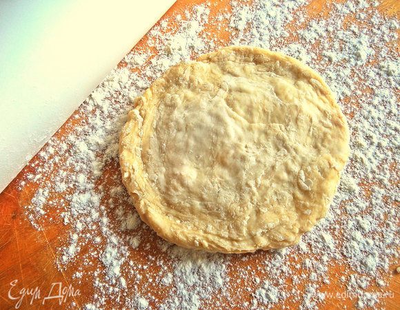 Тесто раскатываем на доске с мукой.