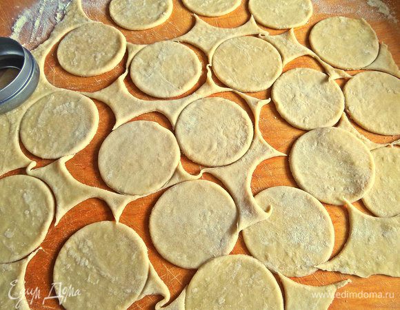 Раскатываем тонко и вырезаем кружочки (я вырезала железной крышечкой от баночки с чаем).
