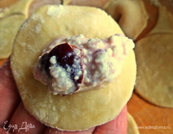 Наносим чайной ложкой начинку на каждый кружок.