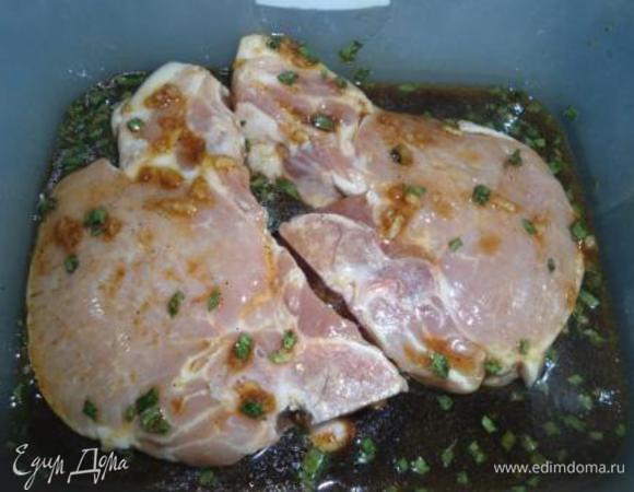 Смешиваем все ингредиенты для маринада и помещаем в него мясо.
Маринуем в течении 3 часов в холодильнике, каждый час переворачивая.