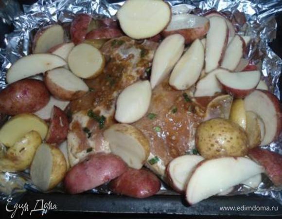 Мясо вынимаем. Маринад не выливаем.
Картошечку хорошо вымоем щеткой (решила попробовать неочищенную приготовить), порежем пополам (у меня мелкая картошка), посолим и сбрызнем маслом. Вместе с мясом выкладываем в форму, застеленную фольгой. Запекаем около 45 минут. Запах из духовки доносился как от печеной картошки на костре :)