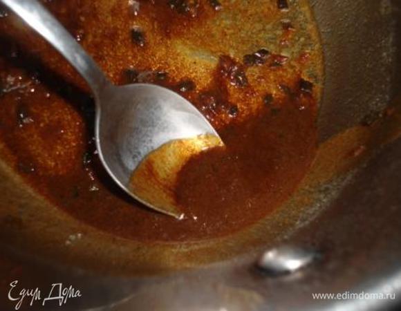 Увариваем маринад, который остался от мяса, в течении 10-15 минут.