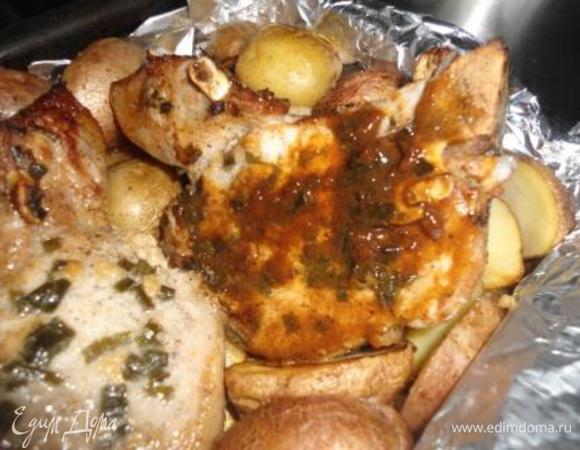 Готовое мясо, смазываем уваренным маринадом с помощью кисточки.