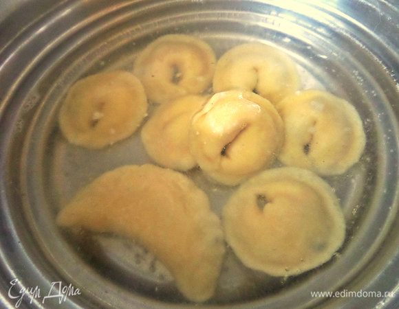 Отвариваем партиями школьнику на завтрак. Остальные накрываем плёнкой и убираем в холодильник. Или можно заморозить ровным слоем, потом пересыпать в коробку с крышкой.