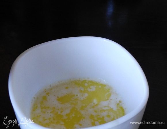 В оригинальном рецепте все измерялось чашками, граммы измерила по факту. Полчашки сливочного масла растопить.