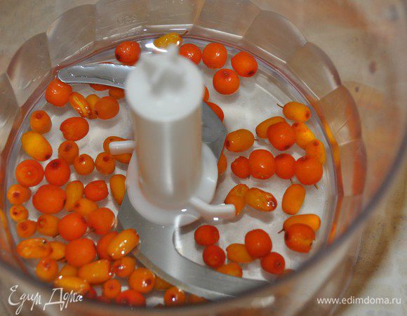 В чашу блендера высыпать промытые ягоды облепихи, налить воды. Измельчить в пюре.